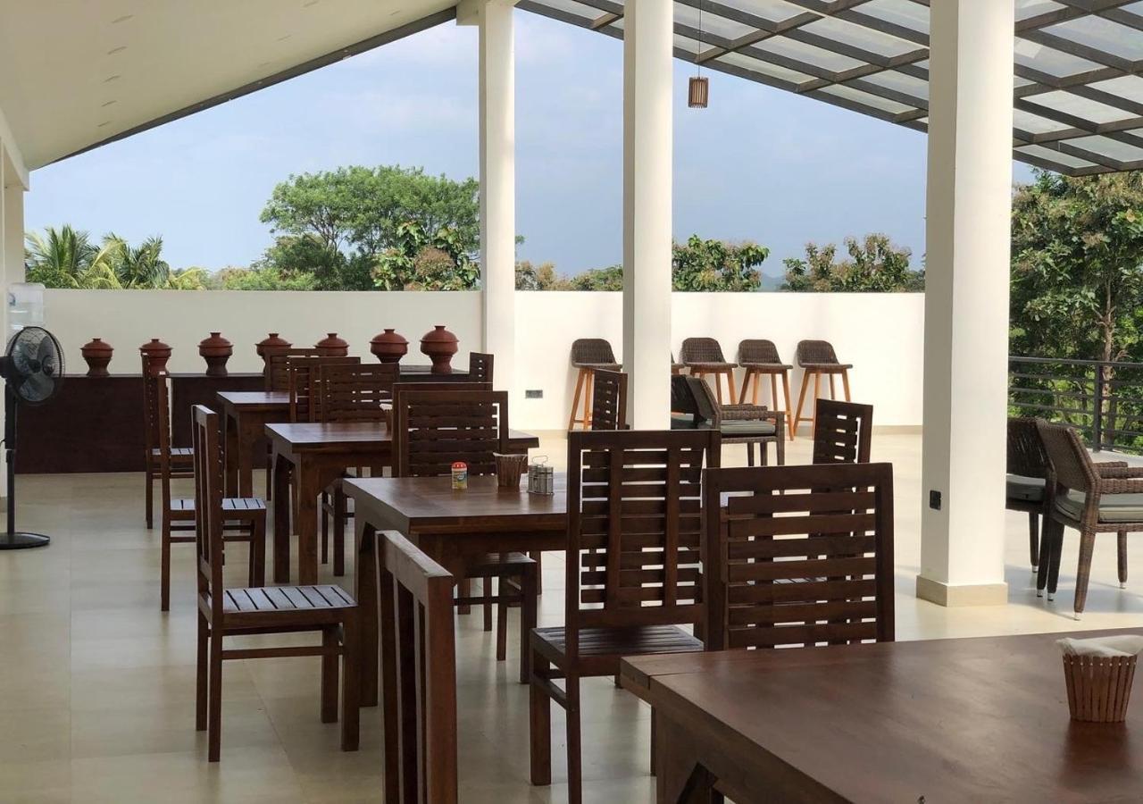 Atteriya Sigiriya Hotel Bagian luar foto